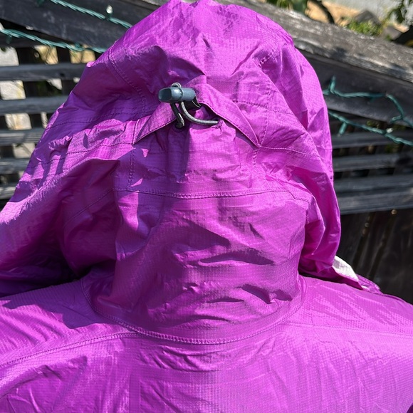 Stormtech Performance Rain and Windbreaker Jacket. Size Medium - Picture 12 of 16